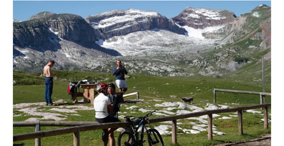 ALLE PENDICI DEL SASSO ROSSO - Itinerario breve ma impegnativo per il  dislivello effettuato (ca. 800 metri) con incantevoli panorami sulla Val di  Sole